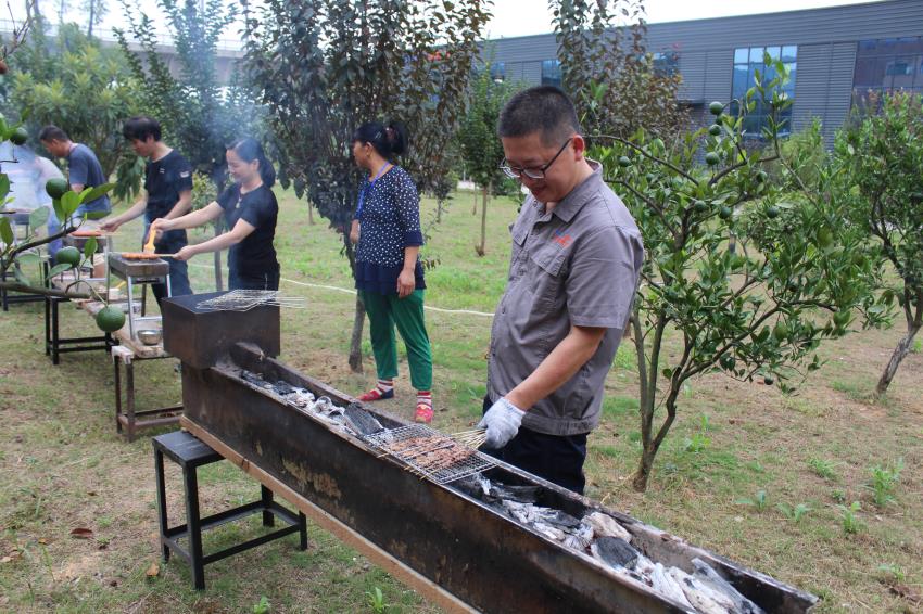 我司举行中秋节烧烤聚餐运动