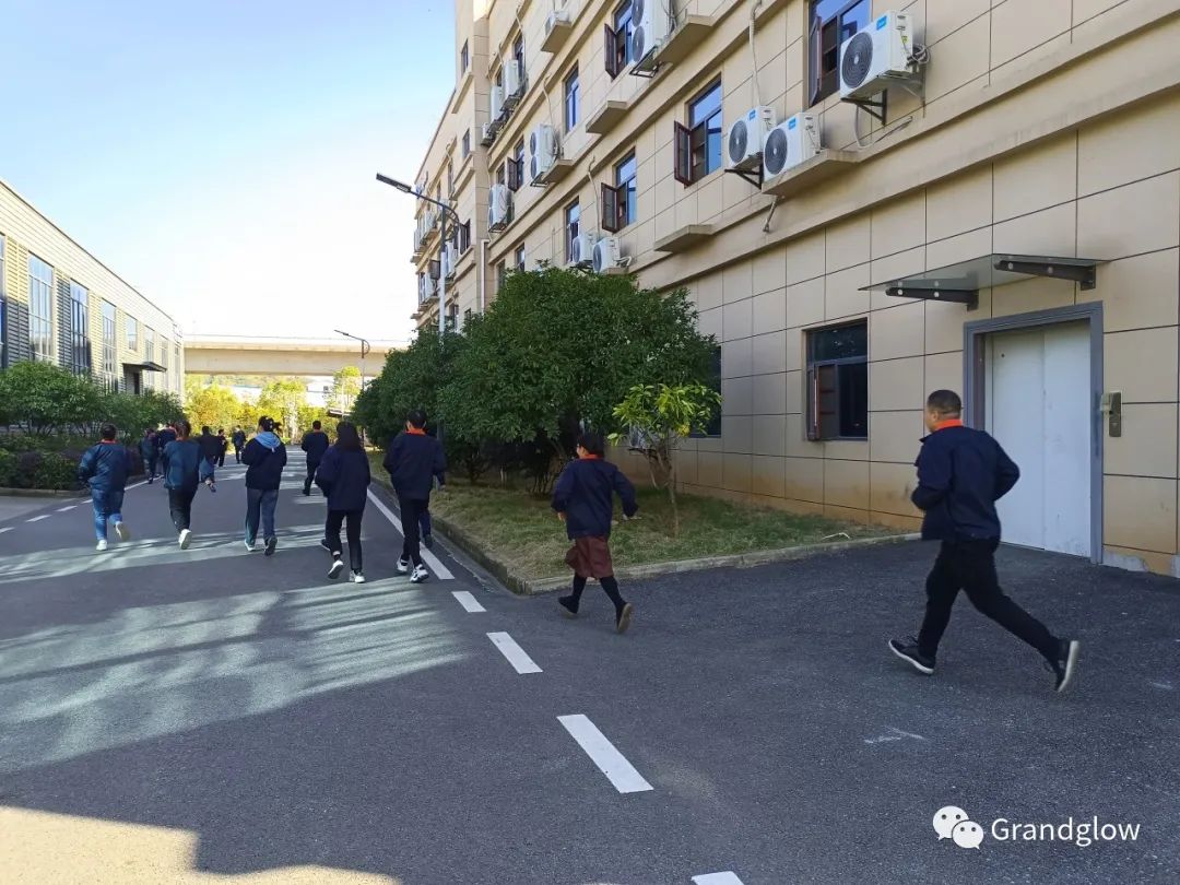 清静可以演习，，，，生命无法彩排---- 乐盈welcome新能源组织员工开展逃生及消防灭火预案演练-乐盈welcome